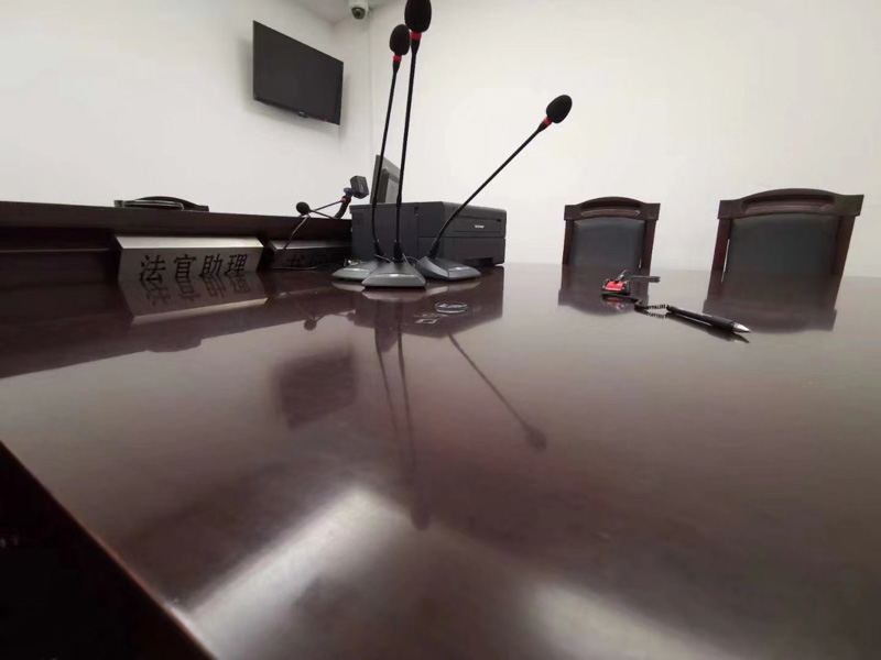 如何確定未成年人的監(jiān)護(hù)人？上?；橐龉偎韭蓭煘槟獯? src="/uploads/76/617.jpg"/></p>
<p>
　　根據(jù)《民法通則》的規(guī)定，未成年人的監(jiān)護(hù)人首先應(yīng)當(dāng)是其父母。父母死亡或者無監(jiān)護(hù)能力的，依次為下列人員:祖父母；成年的兄弟姐妹；未成年人父母所在單位或者未成年人住所地的居民委員會(huì)、村民委員會(huì)或者民政部門。
</p>
<p>
　　精神病人的法定監(jiān)護(hù)人依次為配偶、父母、成年子女、其他近親屬、精神病人所在單位或者所在地的居民委員會(huì)、村民委員會(huì)或者民政部門。此外，經(jīng)有關(guān)單位同意，愿意承擔(dān)監(jiān)護(hù)責(zé)任的精神病人的其他親友也可以擔(dān)任監(jiān)護(hù)人。
</p>
<p>
　　2、指定監(jiān)護(hù)
</p>
<p>
　　指定監(jiān)護(hù)是指由人民法院或者其他有權(quán)指定監(jiān)護(hù)人的單位和組織指定監(jiān)護(hù)人。
</p>
<p>
　　根據(jù)《民法解釋通則》的規(guī)定，指定區(qū)域監(jiān)護(hù)有兩種不同情況：
</p>
<p>
　　未成年人或者精神病人無近親屬或者近親屬喪失監(jiān)護(hù)能力的，有關(guān)單位或者居民委員會(huì)、村民委員會(huì)可以從其他愿意承擔(dān)監(jiān)護(hù)責(zé)任的近親屬、朋友中委派監(jiān)護(hù)人
</p>
<p>
　　當(dāng)近親屬對(duì)于由誰擔(dān)任監(jiān)護(hù)人發(fā)生爭議時(shí)，有關(guān)企業(yè)單位、組織我們可以通過進(jìn)行社會(huì)調(diào)解并從他們沒有中間指定監(jiān)護(hù)人。
</p>
<p>
　　以指定監(jiān)護(hù)方式設(shè)立監(jiān)護(hù)的，當(dāng)事人對(duì)指定監(jiān)護(hù)不滿意的，可以向人民法院起訴，人民法院可以作出維持或者撤銷原指定監(jiān)護(hù)的決定。原委任被撤銷的，人民法院應(yīng)當(dāng)指定監(jiān)護(hù)人。
</p>
<p>
　　3、委托監(jiān)護(hù)
</p>
<p>
　　委托監(jiān)護(hù)是指法定監(jiān)護(hù)人或者指定監(jiān)護(hù)人因故暫時(shí)不能行使監(jiān)護(hù)職責(zé)，可以將部分或者全部監(jiān)護(hù)職責(zé)委托給他人。被委托為監(jiān)護(hù)人的人為委托監(jiān)護(hù)人。
</p>
<p>
　　例如，父母因事外出，將未成年子女托付親友照管。此外，未成年人在托兒所、幼兒園、學(xué)校進(jìn)行就讀大學(xué)期間，精神病人在住院治療期間，有關(guān)社會(huì)教育管理機(jī)構(gòu)或醫(yī)療服務(wù)機(jī)構(gòu)發(fā)展對(duì)于未成年人或精神分析病人也應(yīng)當(dāng)積極承擔(dān)監(jiān)護(hù)法律責(zé)任。
</p>
<p>
　　受托監(jiān)護(hù)人對(duì)被監(jiān)護(hù)人造成的損害，除另有約定外，應(yīng)由法定代理人或指定代理人承擔(dān)民事責(zé)任，但受托監(jiān)護(hù)人有過錯(cuò)的，應(yīng)承擔(dān)連帶責(zé)任。未成年人、精神病人在教育機(jī)構(gòu)、醫(yī)療機(jī)構(gòu)監(jiān)管期間對(duì)他人造成損害的，有關(guān)機(jī)構(gòu)有過錯(cuò)的，應(yīng)當(dāng)承擔(dān)相應(yīng)的民事責(zé)任。
</p>
<p>
　　4、遺囑監(jiān)護(hù)
</p>
<p>
　　遺囑監(jiān)護(hù)是指監(jiān)護(hù)人的父母通過遺囑指定監(jiān)護(hù)人。
</p>
<p>
　　確立遺囑監(jiān)護(hù)權(quán)有三個(gè)條件:
</p>
<p>
　　A、被指定不同的人選擇同意作監(jiān)護(hù)人；
</p>
<p>
　　B、其他有監(jiān)護(hù)人員資格管理的人無異議；
</p>
<p>
　　C、該指定不違反相關(guān)法律制度規(guī)定，并對(duì)被監(jiān)護(hù)人之間并無不利。
</p>
<p>
　　三、怎么換監(jiān)護(hù)人？
</p>
<p>
　　更換監(jiān)護(hù)人的程序:
</p>
<p>
　　首先，現(xiàn)有的監(jiān)護(hù)人不能履行、不履行監(jiān)護(hù)職責(zé)，或者侵犯了監(jiān)護(hù)人的合法權(quán)益，這是更換兒童監(jiān)護(hù)人的前提條件。
</p>
<p>
　　其次，需要我們有人可以提起變更影響孩子監(jiān)護(hù)人的訴訟請(qǐng)求，這包括一個(gè)孩子生父母，長期撫養(yǎng)教育孩子的祖父母等等，必須是與孩子學(xué)習(xí)生活方式非常親密的親屬或組織。
</p>
<p>
　　最后，法院根據(jù)具體情況，從有利于兒童身心成長的原則出發(fā)，對(duì)兒童監(jiān)護(hù)人的決定作出修改。
</p>
<p style="TEXT-ALIGN: center"><img alt=