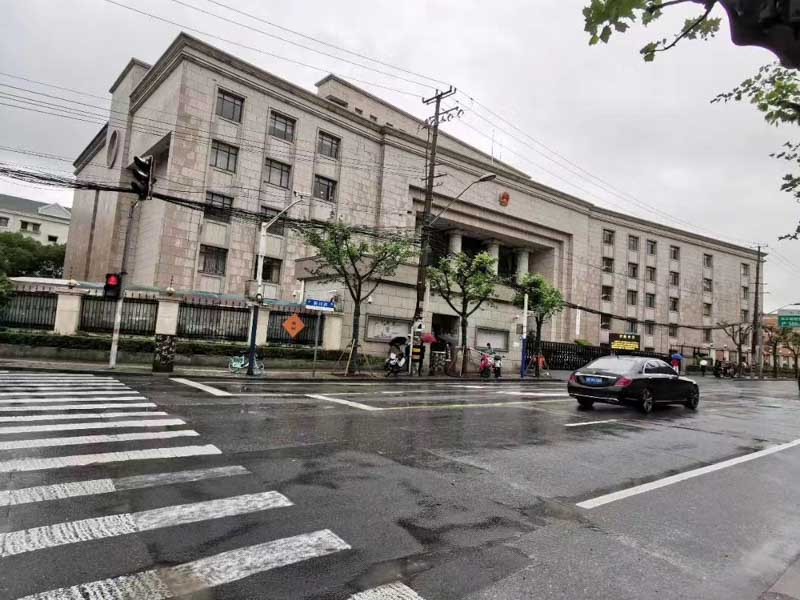 離婚被告經(jīng)合法傳喚不到庭是否當(dāng)庭作出離婚判決？上?；橐雎蓭煘槟獯? src="/uploads/76/286.jpg"/></p>
<p>
　　2.在庭審過(guò)程中，法院應(yīng)當(dāng)加強(qiáng)對(duì)當(dāng)事人的引導(dǎo)和教育，幫助其理解法律，增強(qiáng)其自覺(jué)性和主動(dòng)性，從而充分保障當(dāng)事人的權(quán)利。
</p>
<p>
　　3.針對(duì)拒不到庭的行為，法院應(yīng)當(dāng)依據(jù)《最高人民法院關(guān)于審理離婚案件適用法律若干問(wèn)題的規(guī)定》第六條和《中華人民共和國(guó)民事訴訟法》第200條的規(guī)定，對(duì)被告進(jìn)行相應(yīng)的制裁措施，包括但不限于強(qiáng)制到庭、罰款等，以維護(hù)法律的權(quán)威和尊嚴(yán)。
</p>
<p>
　　4.對(duì)于被告不到庭的情況，法院應(yīng)當(dāng)在判決書(shū)中詳細(xì)說(shuō)明被告的行為，并對(duì)其行為的影響作出相應(yīng)的評(píng)估，如對(duì)離婚案件的審理進(jìn)度、當(dāng)事人的合法權(quán)益等造成的影響等等。
</p>
<p>
　　5.對(duì)于離婚案件的審理，應(yīng)當(dāng)盡可能保障公開(kāi)透明，遵循法律程序，充分尊重當(dāng)事人的權(quán)利，最終實(shí)現(xiàn)公正裁決。
</p>
<p>
　　綜上所述，離婚案件中被告無(wú)正當(dāng)理由拒不到庭的情況，法院應(yīng)當(dāng)依據(jù)相關(guān)法律法規(guī)和實(shí)際情況，采取相應(yīng)的制裁措施，并在判決書(shū)中對(duì)其行為作出評(píng)估和說(shuō)明。同時(shí)，應(yīng)當(dāng)盡可能保障離婚案件的公開(kāi)透明和公正裁決，保護(hù)當(dāng)事人的合法權(quán)益。
</p>
<p>
　　在上海市相關(guān)法律法規(guī)中，對(duì)于離婚案件的審理和判決也有著具體的規(guī)定。下面，本文將結(jié)合上海市相關(guān)法律法規(guī)和實(shí)際案例，分析被告無(wú)正當(dāng)理由拒不到庭對(duì)離婚案件審理和判決的影響，并探討相應(yīng)的解決方法。
</p>
<p>
　　四、上海市相關(guān)法律法規(guī)
</p>
<p>
　　1.《中華人民共和國(guó)婚姻法》
</p>
<p>
　　《中華人民共和國(guó)婚姻法》是我國(guó)婚姻家庭領(lǐng)域的基本法律，是離婚案件審理和判決的重要法律依據(jù)。根據(jù)該法的規(guī)定，離婚案件審理應(yīng)當(dāng)遵循公正、公開(kāi)、合法的原則，保障當(dāng)事人的權(quán)利和合法利益。同時(shí)，對(duì)于拒不到庭的被告，應(yīng)當(dāng)依據(jù)法律規(guī)定，采取相應(yīng)的制裁措施。
</p>
<p>
　　2.《中華人民共和國(guó)訴訟法》
</p>
<p>
　　《中華人民共和國(guó)訴訟法》是我國(guó)訴訟程序的基本法律，也是離婚案件審理和判決的重要法律依據(jù)。根據(jù)該法的規(guī)定，離婚案件應(yīng)當(dāng)遵循公正、公開(kāi)、快捷、經(jīng)濟(jì)的原則，保障當(dāng)事人的合法權(quán)益。對(duì)于拒不到庭的被告，法院應(yīng)當(dāng)依據(jù)實(shí)際情況，采取相應(yīng)的強(qiáng)制措施。
</p>
<p>
　　3.《上海市婚姻家庭糾紛處理辦法》
</p>
<p>
　　《上海市婚姻家庭糾紛處理辦法》是上海市人民政府頒布的地方性法規(guī)，對(duì)于上海市的婚姻家庭糾紛處理具有具體的規(guī)定。根據(jù)該辦法的規(guī)定，離婚案件應(yīng)當(dāng)遵循公開(kāi)透明、公正裁決的原則。同時(shí)，對(duì)于拒不到庭的被告，應(yīng)當(dāng)依據(jù)法律規(guī)定，采取相應(yīng)的制裁措施。
</p>
<p>
　　五、案例分析
</p>
<p>
　　某夫妻因婚姻矛盾不可調(diào)和，向上海某區(qū)人民法院提起離婚訴訟。經(jīng)過(guò)法院的召開(kāi)庭審、聽(tīng)取證人證言和調(diào)查取證等程序，夫妻雙方達(dá)成了一致意見(jiàn)，同意離婚，并就子女撫養(yǎng)、財(cái)產(chǎn)分割等事項(xiàng)達(dá)成了協(xié)議。然而，被告卻無(wú)正當(dāng)理由拒不到庭，導(dǎo)致庭審無(wú)法正常進(jìn)行。在此情況下，法院應(yīng)當(dāng)如何處理？
</p>
<p>
　　根據(jù)《中華人民共和國(guó)訴訟法》的規(guī)定，法院可以采取強(qiáng)制措施強(qiáng)制被告到庭參加庭審。具體措施包括傳喚、強(qiáng)制傳喚、拘傳等。如果被告仍然拒不到庭，則法院可以對(duì)其進(jìn)行罰款、拘留等處罰。
</p>
<p>
　　在上海市的實(shí)踐中，如果被告無(wú)正當(dāng)理由拒不到庭，法院會(huì)首先采取傳喚的方式，要求被告到庭參加庭審。如果被告仍然拒不到庭，則法院可以采取強(qiáng)制傳喚或拘傳等措施。在具體操作過(guò)程中，法院還會(huì)根據(jù)案件的具體情況和被告的行為情況，選擇適當(dāng)?shù)膹?qiáng)制措施進(jìn)行處理。
</p>
<p>
　　回到上述案例中，由于被告無(wú)正當(dāng)理由拒不到庭，導(dǎo)致庭審無(wú)法正常進(jìn)行，法院可以根據(jù)實(shí)際情況，采取強(qiáng)制措施強(qiáng)制被告到庭。如果被告仍然拒不到庭，則法院可以對(duì)其進(jìn)行罰款、拘留等處罰，以確保庭審的正常進(jìn)行。
</p>
<p>
　　六、解決方法
</p>
<p>
　　針對(duì)被告無(wú)正當(dāng)理由拒不到庭的情況，可以采取以下措施解決：
</p>
<p>
　　1.加強(qiáng)傳喚工作。法院可以通過(guò)多種渠道傳喚被告，例如電話通知、短信通知、郵件通知等方式，確保被告及時(shí)知悉庭審時(shí)間和地點(diǎn)，并到庭參加庭審。
</p>
<p>
　　2.加強(qiáng)法律宣傳。法院可以通過(guò)多種渠道向公眾普及法律知識(shí)，提高公眾的法律意識(shí)和法律素養(yǎng)，促進(jìn)公民遵守法律。
</p>
<p>
　　3.加強(qiáng)法律制裁。對(duì)于拒不到庭的被告，法院可以根據(jù)實(shí)際情況采取適當(dāng)?shù)膹?qiáng)制措施，例如罰款、拘留等處罰，以確保庭審的正常進(jìn)行。
</p>
<p>
　　七、結(jié)論
</p>
<p>
　　在上海市的法律實(shí)踐中，被告無(wú)正當(dāng)理由拒不到庭會(huì)對(duì)離婚案件審理和判決產(chǎn)生一定的影響。針對(duì)這種情況，法院可以采取強(qiáng)制措施強(qiáng)制被告到庭，并根據(jù)實(shí)際情況采取適當(dāng)?shù)膹?qiáng)制措施進(jìn)行處理，以確保庭審的正常進(jìn)行。同時(shí)，公民應(yīng)當(dāng)自覺(jué)遵守法律法規(guī)，不得無(wú)故拒絕到庭參加庭審，避免影響正常的司法程序。
</p>
<p style="TEXT-ALIGN: center"><img alt=