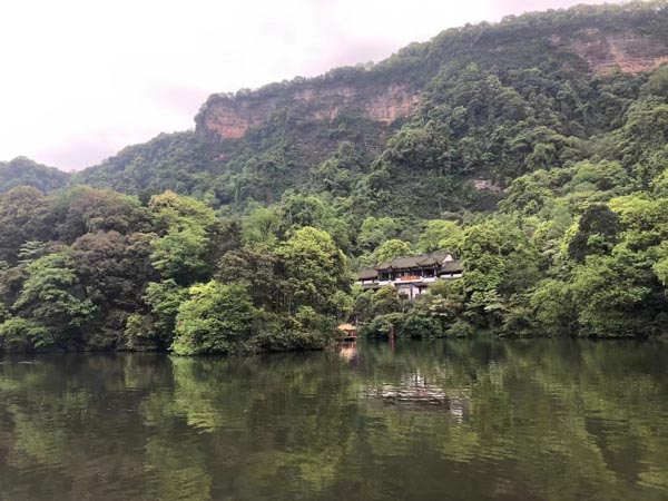 侵犯生育權(quán)的條件都有哪些？上?；橐雎蓭煘槟獯? src="/uploads/76/223.jpg"/></p>
<p>
　　但在現(xiàn)實(shí)生活中，卻有大量的男女同胞被一個巨大的疑問所困擾: 關(guān)于生育權(quán)，到底是誰在掌權(quán)？
</p>
<p>
　　許多中國女性會因?yàn)榻逃聵I(yè)或身材等原因，不愿意生孩子，經(jīng)常會出現(xiàn)一個妻子單方面決定終止妊娠的情況，由此引發(fā)了學(xué)生很多的糾紛。男方認(rèn)為女方的行為侵犯了我們自己的生育權(quán)，起訴要求進(jìn)行損害國家賠償，這種觀點(diǎn)在法律上能否能夠得到社會支持？關(guān)于解決這個環(huán)境問題，請看如下教學(xué)案例。
</p>
<p>
　　最近，30多歲的小李來到法庭，要求與妻子小張離婚。和許多離婚案件一樣，小李在訴狀中將離婚理由描述為情感基礎(chǔ)薄弱，性格差異大，無法在生活中交流溝通。案件進(jìn)入審理階段后。在審判中，小李在負(fù)責(zé)審判的法官的質(zhì)詢下，終于滿腹委屈地說出了真相。
</p>
<p>
　　原來，小李和他的妻子都有一份好工作，小李的父母已經(jīng)退休在家，這對老夫婦急于能抱孫子。但兒媳屬于事業(yè)上升階段，尤其是他的妻子小張，害怕分娩對事業(yè)的影響處于黃金時期。就在兩個月前，小張?jiān)诶畈恢榈那闆r下做了引產(chǎn)手術(shù)。
</p>
<p>
　　小李得知真相后，認(rèn)為妻子侵犯了自己的生育權(quán)，決定起訴要求與小張離婚。承辦法官向小李解釋，我國《婚姻法》第三十四條規(guī)定:“女方在懷孕期間、分娩后一年內(nèi)或者終止妊娠后六個月內(nèi)，不得提出離婚。女方提出離婚，或者人民法院認(rèn)為有必要受理男方離婚請求的，不在此限。
</p>
<p style="TEXT-ALIGN: center"><img alt=